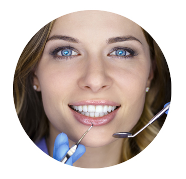 Donna occhi blu bel sorriso dal dentista