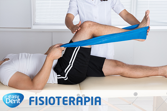 Fisioterapista con il paziente esercizi con elastico per la gamba