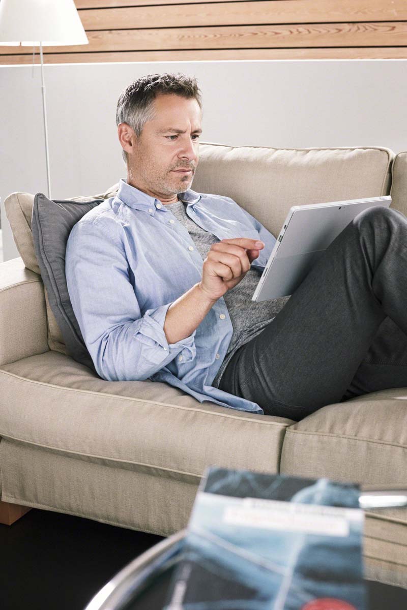 uomo in soggiorno con Tablet