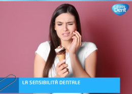 Donna che mangia un gelato con espressione dolorante a causa della sensibilità dentale.